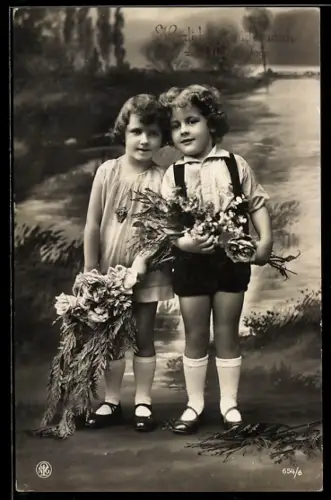 Foto-AK NPG Nr. 654/6: Zwei kleine Mädchen mit Blumensträussen