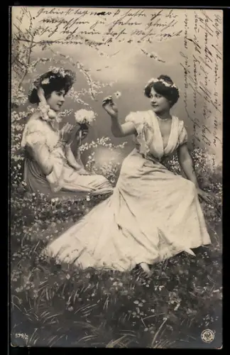 Foto-AK NPG Nr. 579/2: Zwei junge Frauen mit Blüten im Haar