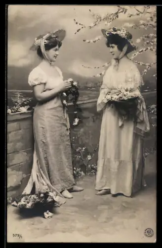 Foto-AK NPG Nr. 579/1: Zwei junge Frauen in Kleidern mit Hut
