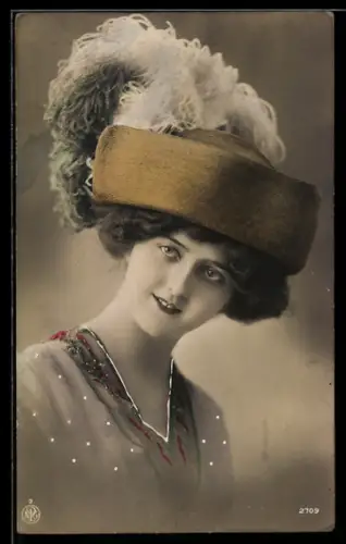 Foto-AK NPG Nr. 2709: Junge Frau mit extravagantem Hut