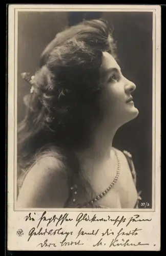 Foto-AK NPG Nr. 37/3: Attraktive junge Frau im Seitenprofil