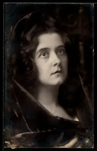 Foto-AK NPG Nr. 406/6: Junge Frau mit Kopftuch mit nachdenklichem Blick