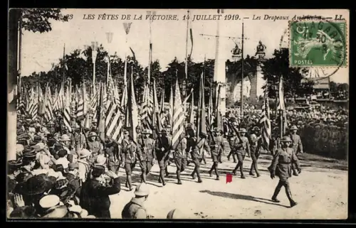 AK Paris, Fetes de la Victoire, amerikanische Soldaten bei der Siegesparade am 14. Juli 1919