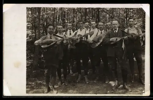 AK Gruppe Männer mit Lauten und Gitarren