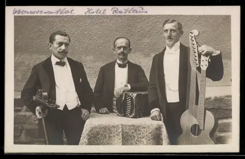 Foto-AK Drei Männer mit Geige und Saiteninstrument