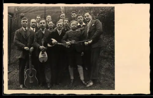 Foto-AK Gruppenfoto mit Gitarre, Laute und Geige
