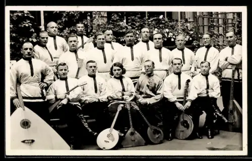 Foto-AK Gruppenfoto mit Lauten und Saiteninstrumenten