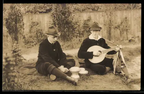 AK Zwei Männer auf einer Wiese mit Laute