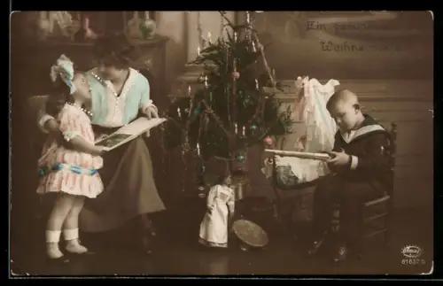 AK Kinder mit Puppe und Spielzeuggewehr zu Weihnachten