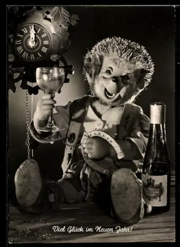 AK Mecki prostet mit Wein und Hufeisen dem Jahreswechsel zu