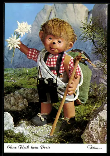 AK Mecki wandert in den Alpen mit einer Edelweissblüte