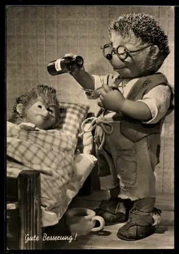 AK Igel Mecki verabreicht seinem Sohn Medizin