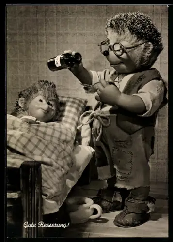 AK Igel Mecki verabreicht seinem Sohn Medizin