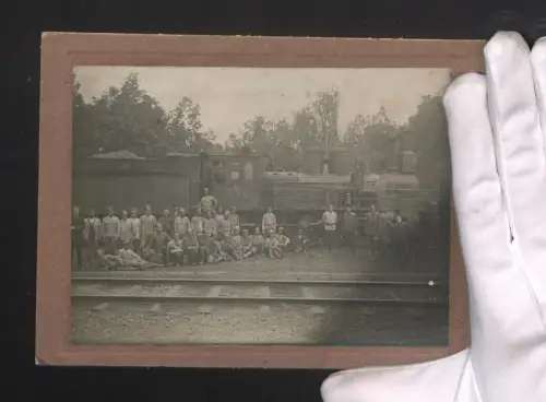 Fotografie Russische Soldaten nebst Russischer Eisenbahn P 68 mit Kohletender, Eisenbahner