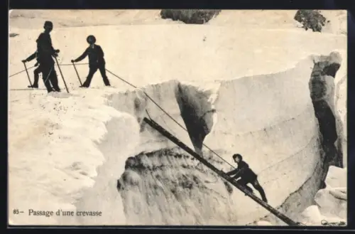 AK Passage d`un crevasse, Bergsteiger
