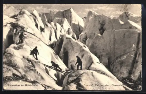 AK Mont-Blanc, Bergsteiger überwinden eine Gletscherspalte