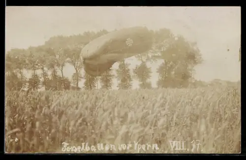 Foto-AK Deutscher Fesselballon mit Eisernem Kreuz vor Ypern 1917