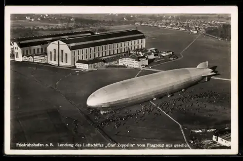 AK Friedrichshafen a. Bodensee, Landung des Luftschiffes Graf Zeppelin vom Flugzeug aus gesehen