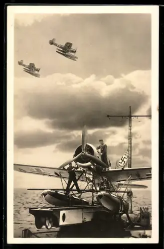 AK Wasserflugzeug Arado 196 auf dem Katapult eines Kriegsschiffes,  am Heck