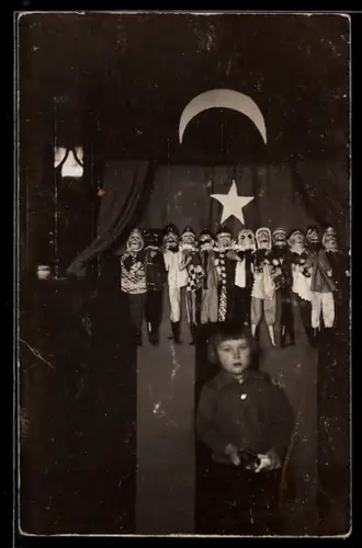 Foto-AK Mädchen in einem Kasperletheater