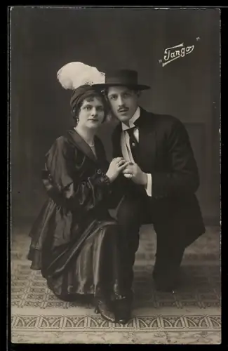 AK Paar während eines Tango-Tanzes
