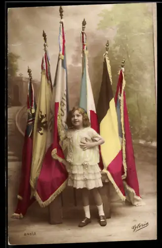 AK Lächelndes Mädchen vor den Flaggen verschiedener Länder