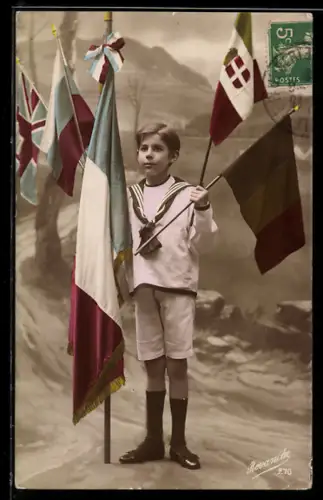 AK Junge in Matrosenanzug mit Flaggen