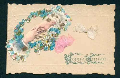 Oblaten-AK Aufkleber Paar reicht sich die Hand im Blumenkranz, aufgeklebte Schleifen, Bonne Année