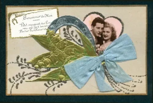 Oblaten-AK Paar im Herzrahmen, Hufeisen mit Maiglöckchen, aufgeklebte Schleife, Souvenir de Mai