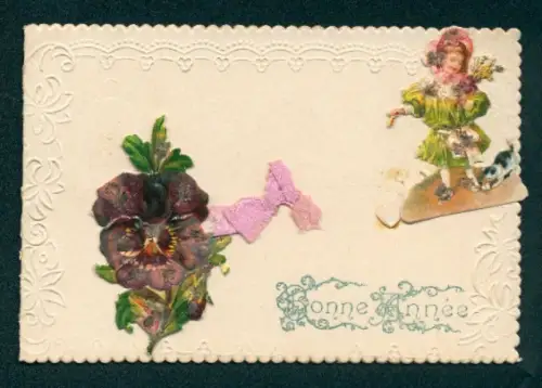 Oblaten-AK Aufgeklebtes Stiefmütterchen, Mädchen mit Katze, Schleife, Bonne Année