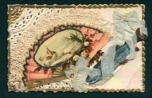 Oblaten-AK Haus in Schnee-Idylle auf Fächer, Spitze, Maiglöckchen, aufgeklebter Fisch mit Seidenschleifen