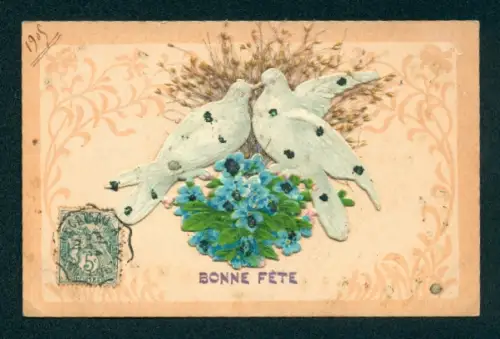 Oblaten-AK Weisses Taubenpaar mit blauen Blumen, aufgeklebte Gräser, Bonne Fete