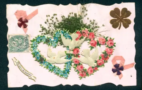 Oblaten-AK Blumenherzen mit Brieftauben, aufgeklebte Gräser, Kleeblatt, Schleifen