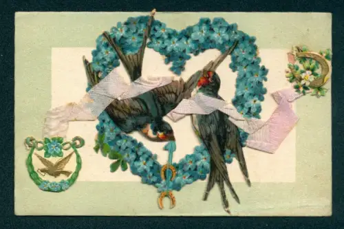 Oblaten-AK Vergissmeinnicht-Herz mit aufgeklebtem Schwalbenpaar, aufgeklebtes Seidenband, Hufeisen