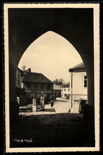 AK Kilb /N.Ö., Blick durch Torbogen auf Ortsstrasse mit Häusern