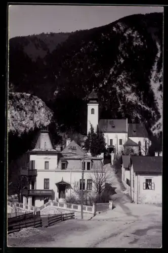 AK Waldegg /N.-Ö., Kirche und Häuser vor Felswand