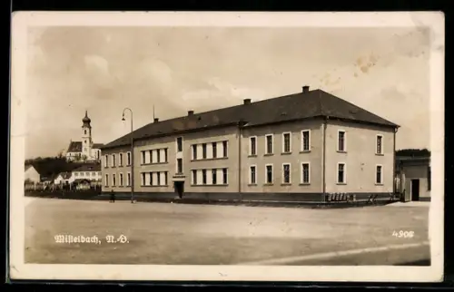 AK Mistelbach /N.-Ö., Platz mit grossem Gebäude und Kirche
