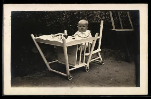 Foto-AK Kleines Kind mit Spielzeug