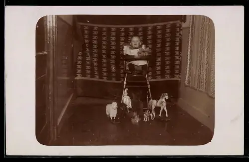 Foto-AK Kleines Kind im Hochstuhl mit Spielzeug