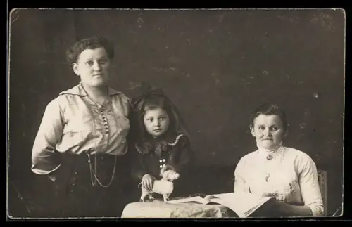 Foto-AK Grossmutter, Mutter und Mädchen mit Spielzeughund