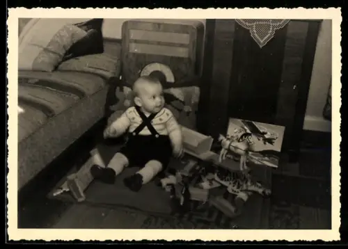 Foto-AK Kleiner Junge mit Spielzeug 1942