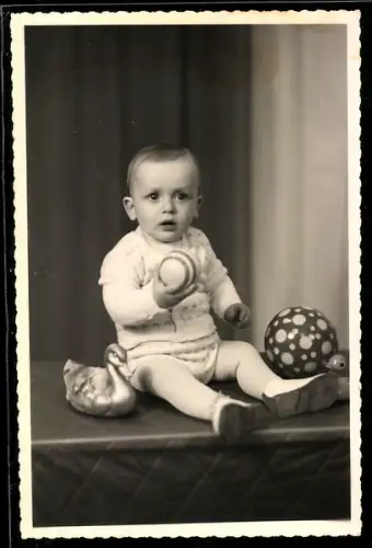 Foto-AK Kleinkind mit Bällen und Spielzeugenten
