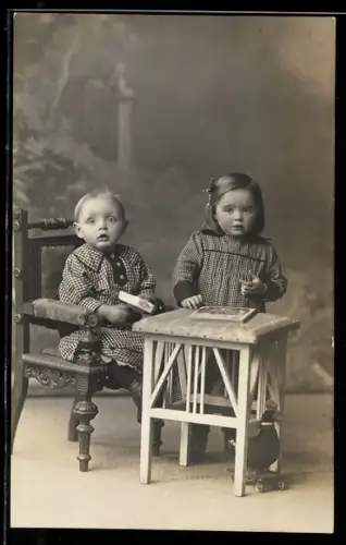 Foto-AK Zwei Kinder mit Spielzeug