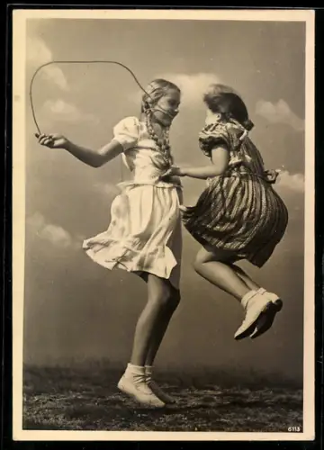 AK Zwei Mädchen mit einem Springseil