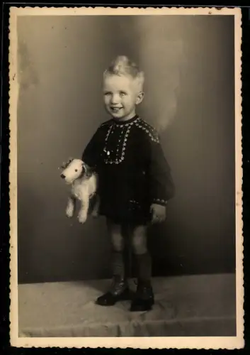 Foto-AK Kleiner Junge mit Spielzeughund
