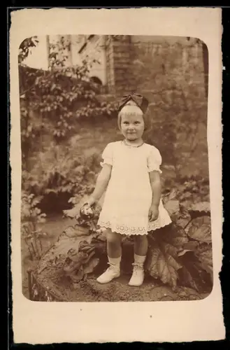 Foto-AK Kleines Mädchen im Kleid mit Ball