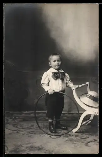 Foto-AK Kleiner Junge mit Spielzeug-Reifen