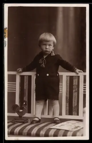 Foto-AK Kleiner Junge mit Spielzeughahn