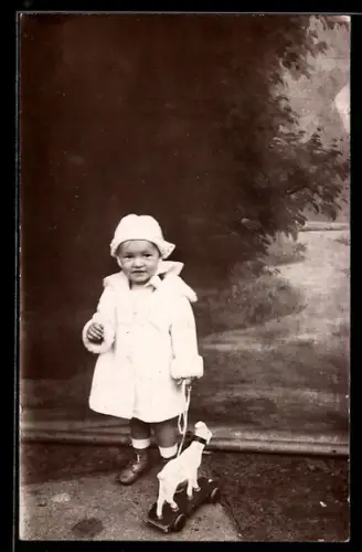 Foto-AK Kleines Kind mit Spielzeug