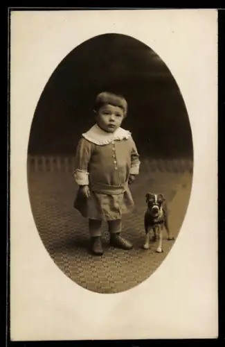 Foto-AK Kleines Kind mit Spielzeughund